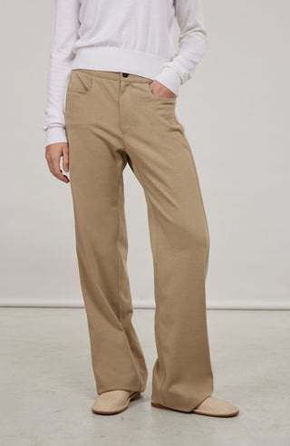 Lässige Damenhose aus hochwertiger, angenehm weicher Baumwolle mit lockerer Passform für hohen Tragekomfort und Bewegungsfreiheit. Markante Strickeinsätze und feine Paspolnähte setzen moderne, sportiv-elegante Akzente. Mit zwei praktischen Eingriffstaschen und sicherem Verschluss mit Druckknopf. Vielseitig kombinierbar – ideal für Alltag, Freizeit, Spa oder entspannte Stunden zu Hause.