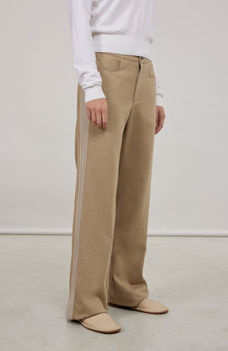Lässige Damenhose aus hochwertiger, angenehm weicher Baumwolle mit lockerer Passform für hohen Tragekomfort und Bewegungsfreiheit. Markante Strickeinsätze und feine Paspolnähte setzen moderne, sportiv-elegante Akzente. Mit zwei praktischen Eingriffstaschen und sicherem Verschluss mit Druckknopf. Vielseitig kombinierbar – ideal für Alltag, Freizeit, Spa oder entspannte Stunden zu Hause.