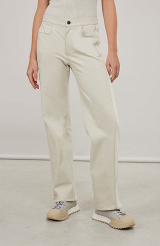 Lässige Damenhose aus hochwertiger, angenehm weicher Baumwolle mit lockerer Passform für hohen Tragekomfort und Bewegungsfreiheit. Markante Strickeinsätze und feine Paspolnähte setzen moderne, sportiv-elegante Akzente. Mit zwei praktischen Eingriffstaschen und sicherem Verschluss mit Druckknopf. Vielseitig kombinierbar – ideal für Alltag, Freizeit, Spa oder entspannte Stunden zu Hause.