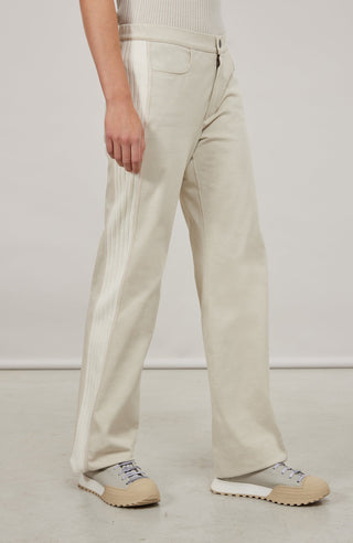Lässige Damenhose aus hochwertiger, angenehm weicher Baumwolle mit lockerer Passform für hohen Tragekomfort und Bewegungsfreiheit. Markante Strickeinsätze und feine Paspolnähte setzen moderne, sportiv-elegante Akzente. Mit zwei praktischen Eingriffstaschen und sicherem Verschluss mit Druckknopf. Vielseitig kombinierbar – ideal für Alltag, Freizeit, Spa oder entspannte Stunden zu Hause.