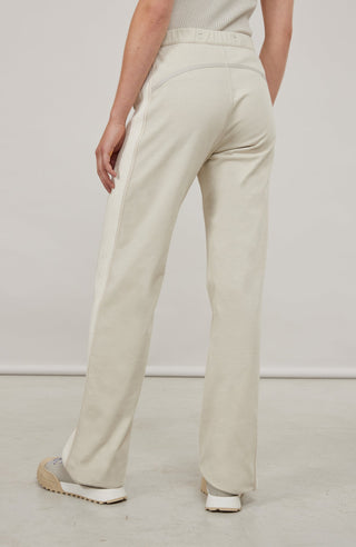 Lässige Damenhose aus hochwertiger, angenehm weicher Baumwolle mit lockerer Passform für hohen Tragekomfort und Bewegungsfreiheit. Markante Strickeinsätze und feine Paspolnähte setzen moderne, sportiv-elegante Akzente. Mit zwei praktischen Eingriffstaschen und sicherem Verschluss mit Druckknopf. Vielseitig kombinierbar – ideal für Alltag, Freizeit, Spa oder entspannte Stunden zu Hause.