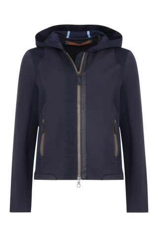 Moderne Damen-Jacke mit Kapuze aus hochwertigem Materialmix aus Baumwolle, Leinen und Elasthan. Die Jacke kombiniert atmungsaktive Baumwollpartien an Vorder- und Rückenteil mit elastischen Natural-Powerstretch-Einsätzen an Kapuze, Ärmeln und Rumpfinnenseite für hohen Tragekomfort und optimale Bewegungsfreiheit. Ausgestattet mit zwei Eingrifftaschen mit Zipp, beidseitig zu öffnendem Frontreißverschluss und edlen, waschbaren Alcantara-Lederdetails. Vielseitig kombinierbar für sportliche, urbane oder casual Lo