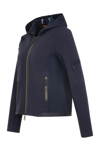 Moderne Damen-Jacke mit Kapuze aus hochwertigem Materialmix aus Baumwolle, Leinen und Elasthan. Die Jacke kombiniert atmungsaktive Baumwollpartien an Vorder- und Rückenteil mit elastischen Natural-Powerstretch-Einsätzen an Kapuze, Ärmeln und Rumpfinnenseite für hohen Tragekomfort und optimale Bewegungsfreiheit. Ausgestattet mit zwei Eingrifftaschen mit Zipp, beidseitig zu öffnendem Frontreißverschluss und edlen, waschbaren Alcantara-Lederdetails. Vielseitig kombinierbar für sportliche, urbane oder casual Lo