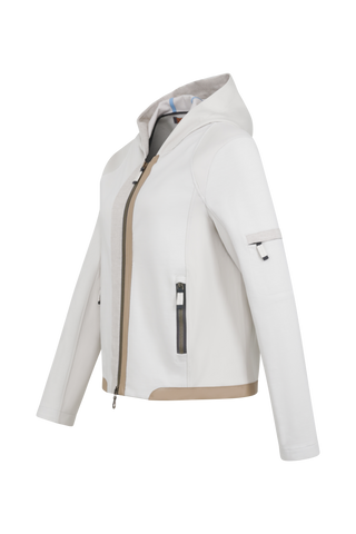 portliche Damenjacke ToryMulti in Sandstone mit Kapuze aus Baumwoll-Leinen-Elasthan-Mix. Natural Powerstretch-Einsätze an Kapuze, Ärmeln und Rumpfinnenseite sorgen für hohen Tragekomfort und Bewegungsfreiheit. Mit zwei Reißverschlusstaschen, beidseitigem Frontzip und Alcantara-Details. Atmungsaktiv, elastisch und vielseitig kombinierbar für sportive und urbane Looks. 