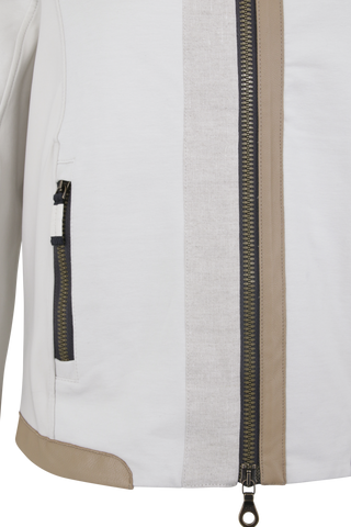 Moderne Damen-Jacke mit Kapuze aus hochwertigem Materialmix aus Baumwolle, Leinen und Elasthan. Die Jacke kombiniert atmungsaktive Baumwollpartien an Vorder- und Rückenteil mit elastischen Natural-Powerstretch-Einsätzen an Kapuze, Ärmeln und Rumpfinnenseite für hohen Tragekomfort und optimale Bewegungsfreiheit. Ausgestattet mit zwei Eingrifftaschen mit Zipp, beidseitig zu öffnendem Frontreißverschluss und edlen, waschbaren Alcantara-Lederdetails. Vielseitig kombinierbar für sportliche, urbane oder casual Lo