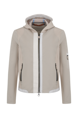Moderne Damen-Jacke mit Kapuze aus hochwertigem Materialmix aus Baumwolle, Leinen und Elasthan. Die Jacke kombiniert atmungsaktive Baumwollpartien an Vorder- und Rückenteil mit elastischen Natural-Powerstretch-Einsätzen an Kapuze, Ärmeln und Rumpfinnenseite für hohen Tragekomfort und optimale Bewegungsfreiheit. Ausgestattet mit zwei Eingrifftaschen mit Zipp, beidseitig zu öffnendem Frontreißverschluss und edlen, waschbaren Alcantara-Lederdetails. Vielseitig kombinierbar für sportliche, urbane oder casual Lo