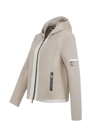 Moderne Damen-Jacke mit Kapuze aus hochwertigem Materialmix aus Baumwolle, Leinen und Elasthan. Die Jacke kombiniert atmungsaktive Baumwollpartien an Vorder- und Rückenteil mit elastischen Natural-Powerstretch-Einsätzen an Kapuze, Ärmeln und Rumpfinnenseite für hohen Tragekomfort und optimale Bewegungsfreiheit. Ausgestattet mit zwei Eingrifftaschen mit Zipp, beidseitig zu öffnendem Frontreißverschluss und edlen, waschbaren Alcantara-Lederdetails. Vielseitig kombinierbar für sportliche, urbane oder casual Lo