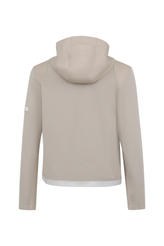 Moderne Damen-Jacke mit Kapuze aus hochwertigem Materialmix aus Baumwolle, Leinen und Elasthan. Die Jacke kombiniert atmungsaktive Baumwollpartien an Vorder- und Rückenteil mit elastischen Natural-Powerstretch-Einsätzen an Kapuze, Ärmeln und Rumpfinnenseite für hohen Tragekomfort und optimale Bewegungsfreiheit. Ausgestattet mit zwei Eingrifftaschen mit Zipp, beidseitig zu öffnendem Frontreißverschluss und edlen, waschbaren Alcantara-Lederdetails. Vielseitig kombinierbar für sportliche, urbane oder casual Lo