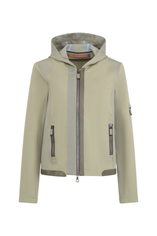 Moderne Damen-Jacke mit Kapuze aus hochwertigem Materialmix aus Baumwolle, Leinen und Elasthan. Die Jacke kombiniert atmungsaktive Baumwollpartien an Vorder- und Rückenteil mit elastischen Natural-Powerstretch-Einsätzen an Kapuze, Ärmeln und Rumpfinnenseite für hohen Tragekomfort und optimale Bewegungsfreiheit. Ausgestattet mit zwei Eingrifftaschen mit Zipp, beidseitig zu öffnendem Frontreißverschluss und edlen, waschbaren Alcantara-Lederdetails. Vielseitig kombinierbar für sportliche, urbane oder casual Lo