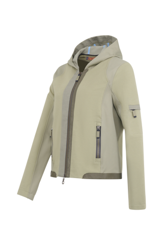 Moderne Damen-Jacke mit Kapuze aus hochwertigem Materialmix aus Baumwolle, Leinen und Elasthan. Die Jacke kombiniert atmungsaktive Baumwollpartien an Vorder- und Rückenteil mit elastischen Natural-Powerstretch-Einsätzen an Kapuze, Ärmeln und Rumpfinnenseite für hohen Tragekomfort und optimale Bewegungsfreiheit. Ausgestattet mit zwei Eingrifftaschen mit Zipp, beidseitig zu öffnendem Frontreißverschluss und edlen, waschbaren Alcantara-Lederdetails. Vielseitig kombinierbar für sportliche, urbane oder casual Lo