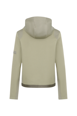 Moderne Damen-Jacke mit Kapuze aus hochwertigem Materialmix aus Baumwolle, Leinen und Elasthan. Die Jacke kombiniert atmungsaktive Baumwollpartien an Vorder- und Rückenteil mit elastischen Natural-Powerstretch-Einsätzen an Kapuze, Ärmeln und Rumpfinnenseite für hohen Tragekomfort und optimale Bewegungsfreiheit. Ausgestattet mit zwei Eingrifftaschen mit Zipp, beidseitig zu öffnendem Frontreißverschluss und edlen, waschbaren Alcantara-Lederdetails. Vielseitig kombinierbar für sportliche, urbane oder casual Lo