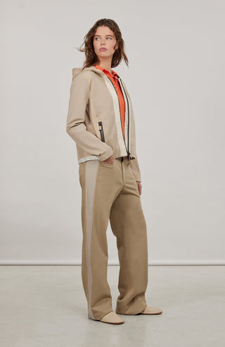 Moderne Damen-Jacke mit Kapuze aus hochwertigem Materialmix aus Baumwolle, Leinen und Elasthan. Die Jacke kombiniert atmungsaktive Baumwollpartien an Vorder- und Rückenteil mit elastischen Natural-Powerstretch-Einsätzen an Kapuze, Ärmeln und Rumpfinnenseite für hohen Tragekomfort und optimale Bewegungsfreiheit. Ausgestattet mit zwei Eingrifftaschen mit Zipp, beidseitig zu öffnendem Frontreißverschluss und edlen, waschbaren Alcantara-Lederdetails. Vielseitig kombinierbar für sportliche, urbane oder casual Lo