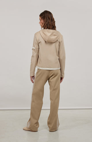 Moderne Damen-Jacke mit Kapuze aus hochwertigem Materialmix aus Baumwolle, Leinen und Elasthan. Die Jacke kombiniert atmungsaktive Baumwollpartien an Vorder- und Rückenteil mit elastischen Natural-Powerstretch-Einsätzen an Kapuze, Ärmeln und Rumpfinnenseite für hohen Tragekomfort und optimale Bewegungsfreiheit. Ausgestattet mit zwei Eingrifftaschen mit Zipp, beidseitig zu öffnendem Frontreißverschluss und edlen, waschbaren Alcantara-Lederdetails. Vielseitig kombinierbar für sportliche, urbane oder casual Lo