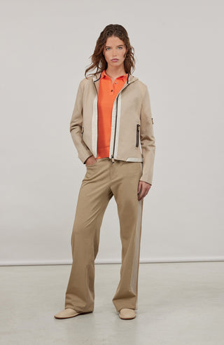Moderne Damen-Jacke mit Kapuze aus hochwertigem Materialmix aus Baumwolle, Leinen und Elasthan. Die Jacke kombiniert atmungsaktive Baumwollpartien an Vorder- und Rückenteil mit elastischen Natural-Powerstretch-Einsätzen an Kapuze, Ärmeln und Rumpfinnenseite für hohen Tragekomfort und optimale Bewegungsfreiheit. Ausgestattet mit zwei Eingrifftaschen mit Zipp, beidseitig zu öffnendem Frontreißverschluss und edlen, waschbaren Alcantara-Lederdetails. Vielseitig kombinierbar für sportliche, urbane oder casual Lo
