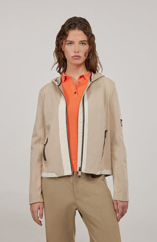 Moderne Damen-Jacke mit Kapuze aus hochwertigem Materialmix aus Baumwolle, Leinen und Elasthan. Die Jacke kombiniert atmungsaktive Baumwollpartien an Vorder- und Rückenteil mit elastischen Natural-Powerstretch-Einsätzen an Kapuze, Ärmeln und Rumpfinnenseite für hohen Tragekomfort und optimale Bewegungsfreiheit. Ausgestattet mit zwei Eingrifftaschen mit Zipp, beidseitig zu öffnendem Frontreißverschluss und edlen, waschbaren Alcantara-Lederdetails. Vielseitig kombinierbar für sportliche, urbane oder casual Lo