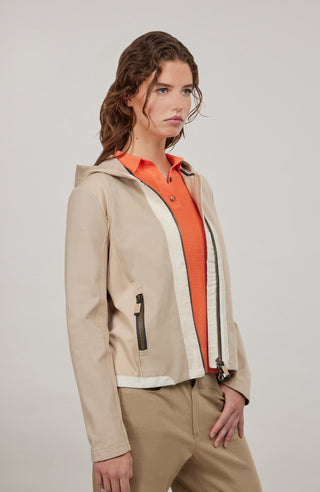 Moderne Damen-Jacke mit Kapuze aus hochwertigem Materialmix aus Baumwolle, Leinen und Elasthan. Die Jacke kombiniert atmungsaktive Baumwollpartien an Vorder- und Rückenteil mit elastischen Natural-Powerstretch-Einsätzen an Kapuze, Ärmeln und Rumpfinnenseite für hohen Tragekomfort und optimale Bewegungsfreiheit. Ausgestattet mit zwei Eingrifftaschen mit Zipp, beidseitig zu öffnendem Frontreißverschluss und edlen, waschbaren Alcantara-Lederdetails. Vielseitig kombinierbar für sportliche, urbane oder casual Lo