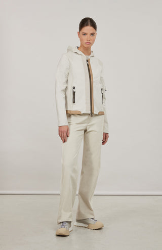 portliche Damenjacke ToryMulti in Sandstone mit Kapuze aus Baumwoll-Leinen-Elasthan-Mix. Natural Powerstretch-Einsätze an Kapuze, Ärmeln und Rumpfinnenseite sorgen für hohen Tragekomfort und Bewegungsfreiheit. Mit zwei Reißverschlusstaschen, beidseitigem Frontzip und Alcantara-Details. Atmungsaktiv, elastisch und vielseitig kombinierbar für sportive und urbane Looks.