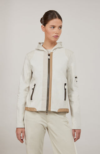 Sportliche Damenjacke ToryMulti mit Kapuze aus hochwertigem Materialmix aus Baumwolle, Leinen und Elasthan. Natural Powerstretch-Einsätze an Kapuze, Ärmeln und Rumpfinnenseite sorgen für hohe Bewegungsfreiheit und optimalen Tragekomfort. Vorder- und Rückenteil aus weicher Baumwolle bieten ein angenehmes Hautgefühl. Mit zwei Eingrifftaschen mit Reißverschluss, beidseitig zu öffnendem Frontzip sowie edlen, waschbaren Alcantara-Details. Atmungsaktiv, elastisch und vielseitig kombinierbar – ideal für sportliche