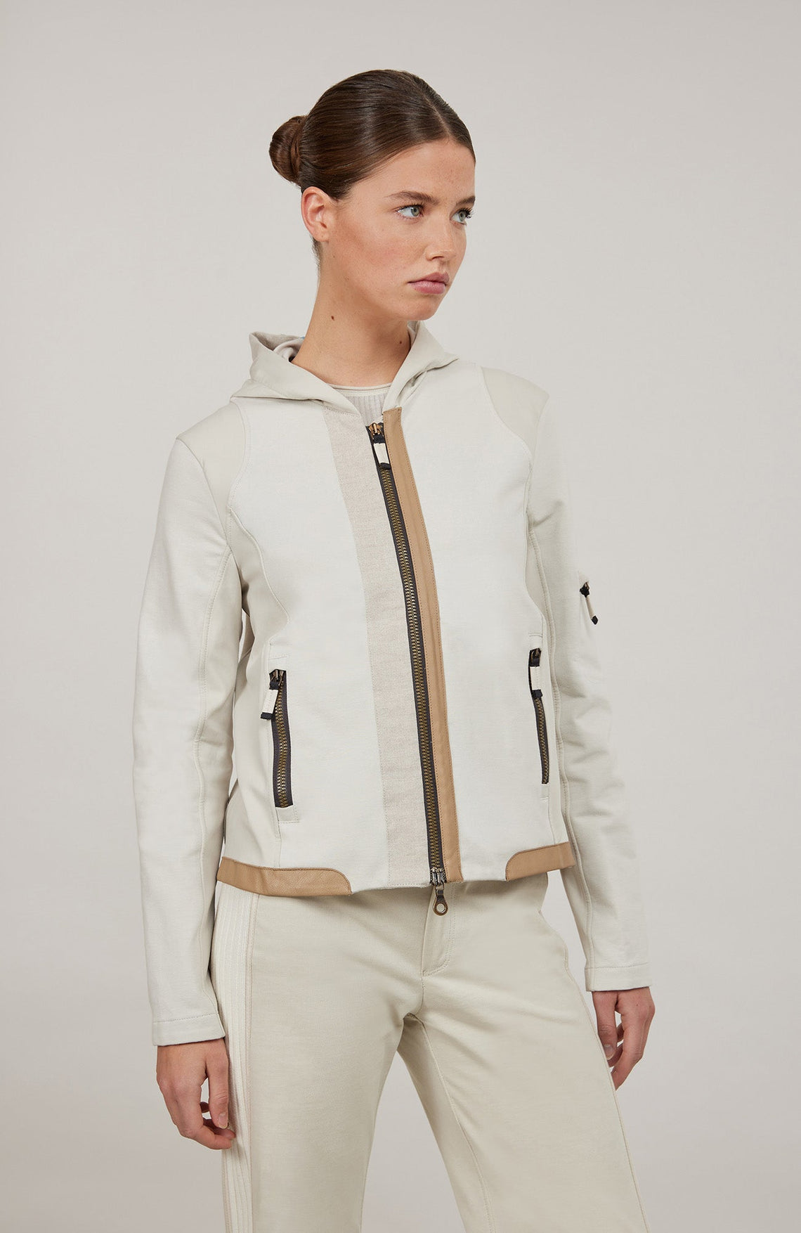 Sportliche Damenjacke ToryMulti mit Kapuze aus hochwertigem Materialmix aus Baumwolle, Leinen und Elasthan. Natural Powerstretch-Einsätze an Kapuze, Ärmeln und Rumpfinnenseite sorgen für hohe Bewegungsfreiheit und optimalen Tragekomfort. Vorder- und Rückenteil aus weicher Baumwolle bieten ein angenehmes Hautgefühl. Mit zwei Eingrifftaschen mit Reißverschluss, beidseitig zu öffnendem Frontzip sowie edlen, waschbaren Alcantara-Details. Atmungsaktiv, elastisch und vielseitig kombinierbar – ideal für sportliche