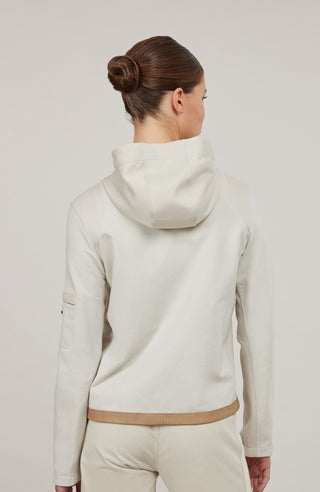 Sportliche Damenjacke ToryMulti mit Kapuze aus hochwertigem Materialmix aus Baumwolle, Leinen und Elasthan. Natural Powerstretch-Einsätze an Kapuze, Ärmeln und Rumpfinnenseite sorgen für hohe Bewegungsfreiheit und optimalen Tragekomfort. Vorder- und Rückenteil aus weicher Baumwolle bieten ein angenehmes Hautgefühl. Mit zwei Eingrifftaschen mit Reißverschluss, beidseitig zu öffnendem Frontzip sowie edlen, waschbaren Alcantara-Details. Atmungsaktiv, elastisch und vielseitig kombinierbar – ideal für sportliche