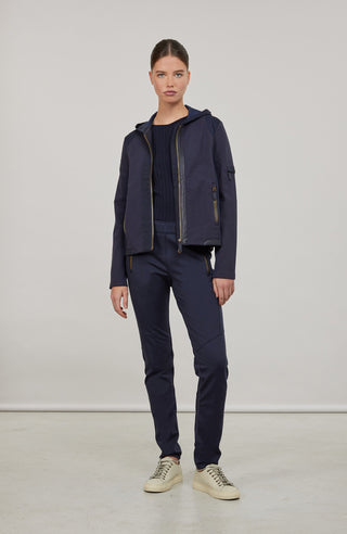 Moderne Damen-Jacke mit Kapuze aus hochwertigem Materialmix aus Baumwolle, Leinen und Elasthan. Die Jacke kombiniert atmungsaktive Baumwollpartien an Vorder- und Rückenteil mit elastischen Natural-Powerstretch-Einsätzen an Kapuze, Ärmeln und Rumpfinnenseite für hohen Tragekomfort und optimale Bewegungsfreiheit. Ausgestattet mit zwei Eingrifftaschen mit Zipp, beidseitig zu öffnendem Frontreißverschluss und edlen, waschbaren Alcantara-Lederdetails. Vielseitig kombinierbar für sportliche, urbane oder casual Lo