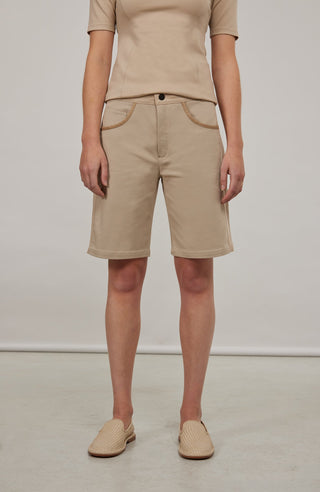Damen-Bermuda RoseBermuda in Savannah aus hochwertigem Baumwollmix mit Natural Powerstretch. Besonders weich und angenehm auf der Haut, mit weitem Bein für lockeren Sitz. Elastischer Bund sorgt für Komfort und optimale Passform. Zwei seitliche Eingrifftaschen mit Alcantara-Besatz. Vielseitig und bequem für Alltag und Freizeit.