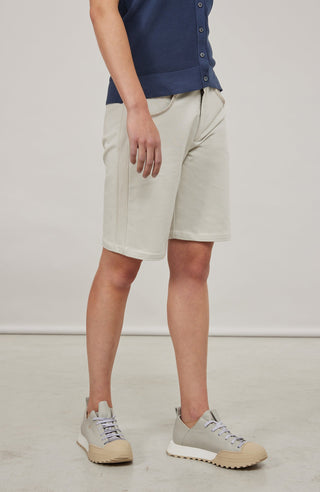 Damen-Bermuda RoseBermuda in Sandstone aus hochwertigem Baumwollmix mit Natural Powerstretch. Besonders weich und angenehm auf der Haut, mit weitem Bein für lockeren Sitz. Elastischer Bund sorgt für Komfort und optimale Passform. Zwei seitliche Eingrifftaschen mit Alcantara-Besatz. Vielseitig und bequem für Alltag und Freizeit.