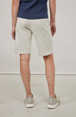 Damen-Bermuda RoseBermuda in Sandstone aus hochwertigem Baumwollmix mit Natural Powerstretch. Besonders weich und angenehm auf der Haut, mit weitem Bein für lockeren Sitz. Elastischer Bund sorgt für Komfort und optimale Passform. Zwei seitliche Eingrifftaschen mit Alcantara-Besatz. Vielseitig und bequem für Alltag und Freizeit.