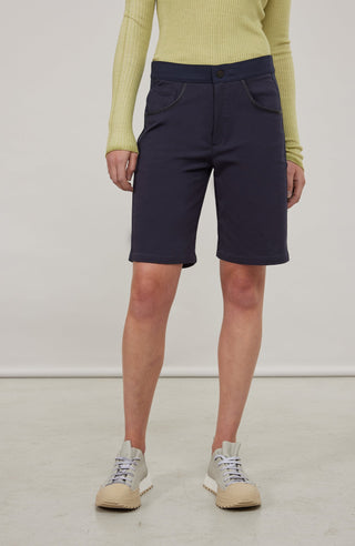 Damen-Bermuda RoseBermuda in midnight aus hochwertigem Baumwollmix mit Natural Powerstretch. Besonders weich und angenehm auf der Haut, mit weitem Bein für lockeren Sitz. Elastischer Bund sorgt für Komfort und optimale Passform. Zwei seitliche Eingrifftaschen mit Alcantara-Besatz. Vielseitig und bequem für Alltag und Freizeit.