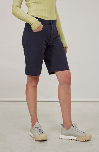 Damen-Bermuda RoseBermuda in midnight aus hochwertigem Baumwollmix mit Natural Powerstretch. Besonders weich und angenehm auf der Haut, mit weitem Bein für lockeren Sitz. Elastischer Bund sorgt für Komfort und optimale Passform. Zwei seitliche Eingrifftaschen mit Alcantara-Besatz. Vielseitig und bequem für Alltag und Freizeit.