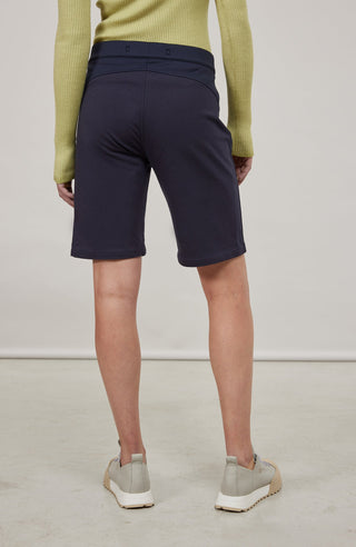 Damen-Bermuda RoseBermuda in midnight aus hochwertigem Baumwollmix mit Natural Powerstretch. Besonders weich und angenehm auf der Haut, mit weitem Bein für lockeren Sitz. Elastischer Bund sorgt für Komfort und optimale Passform. Zwei seitliche Eingrifftaschen mit Alcantara-Besatz. Vielseitig und bequem für Alltag und Freizeit.
