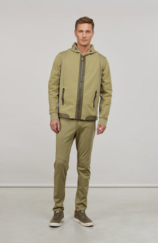 Herrenjacke FreddyMulti in sage grün  mit Kapuze aus innovativem Materialmix aus Natural Powerstretch und elastischer Baumwolle. Besonders weich und angenehm zu tragen, mit optimaler Bewegungsfreiheit und gutem Sitz. Hochwertige Alcantara-Details an Reißverschluss und Saum, zwei Eingrifftaschen sowie Zwei-Wege-Frontzip. Vielseitig kombinierbar für sportliche und urbane Looks.