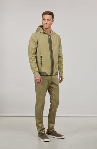 Herrenjacke FreddyMulti in sage grün  mit Kapuze aus innovativem Materialmix aus Natural Powerstretch und elastischer Baumwolle. Besonders weich und angenehm zu tragen, mit optimaler Bewegungsfreiheit und gutem Sitz. Hochwertige Alcantara-Details an Reißverschluss und Saum, zwei Eingrifftaschen sowie Zwei-Wege-Frontzip. Vielseitig kombinierbar für sportliche und urbane Looks.