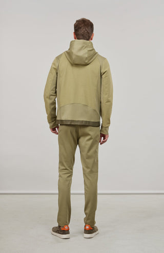 Herrenjacke FreddyMulti in sage grün  mit Kapuze aus innovativem Materialmix aus Natural Powerstretch und elastischer Baumwolle. Besonders weich und angenehm zu tragen, mit optimaler Bewegungsfreiheit und gutem Sitz. Hochwertige Alcantara-Details an Reißverschluss und Saum, zwei Eingrifftaschen sowie Zwei-Wege-Frontzip. Vielseitig kombinierbar für sportliche und urbane Looks.
