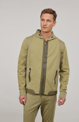 Herrenjacke FreddyMulti in sage grün  mit Kapuze aus innovativem Materialmix aus Natural Powerstretch und elastischer Baumwolle. Besonders weich und angenehm zu tragen, mit optimaler Bewegungsfreiheit und gutem Sitz. Hochwertige Alcantara-Details an Reißverschluss und Saum, zwei Eingrifftaschen sowie Zwei-Wege-Frontzip. Vielseitig kombinierbar für sportliche und urbane Looks.