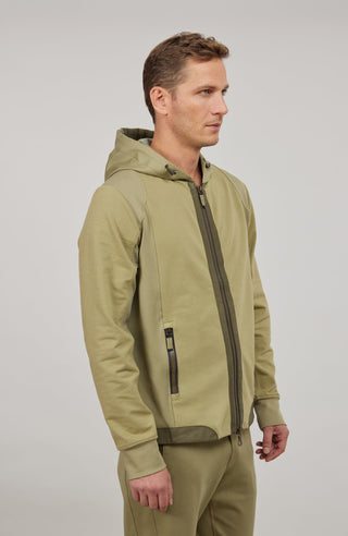 Herrenjacke FreddyMulti in sage mit Kapuze aus innovativem Materialmix aus Natural Powerstretch und elastischer Baumwolle. Besonders weich und angenehm zu tragen, mit optimaler Bewegungsfreiheit und gutem Sitz. Hochwertige Alcantara-Details an Reißverschluss und Saum, zwei Eingrifftaschen sowie Zwei-Wege-Frontzip. Vielseitig kombinierbar für sportliche und urbane Looks.