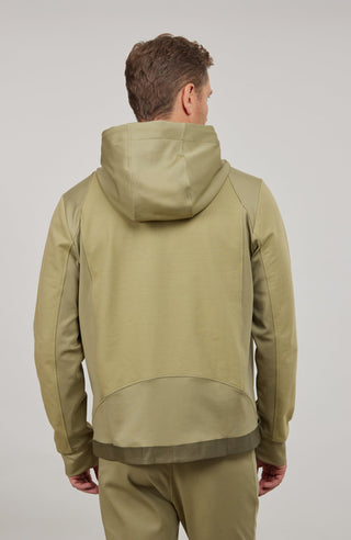 Herrenjacke FreddyMulti in sage grün  mit Kapuze aus innovativem Materialmix aus Natural Powerstretch und elastischer Baumwolle. Besonders weich und angenehm zu tragen, mit optimaler Bewegungsfreiheit und gutem Sitz. Hochwertige Alcantara-Details an Reißverschluss und Saum, zwei Eingrifftaschen sowie Zwei-Wege-Frontzip. Vielseitig kombinierbar für sportliche und urbane Looks.