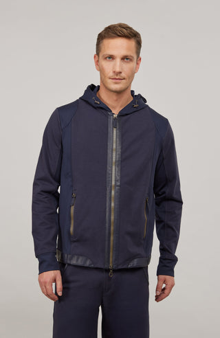 Herrenjacke FreddyMulti in midnight mit Kapuze aus innovativem Materialmix aus Natural Powerstretch und elastischer Baumwolle. Besonders weich und angenehm zu tragen, mit optimaler Bewegungsfreiheit und gutem Sitz. Hochwertige Alcantara-Details an Reißverschluss und Saum, zwei Eingrifftaschen sowie Zwei-Wege-Frontzip. Vielseitig kombinierbar für sportliche und urbane Looks.