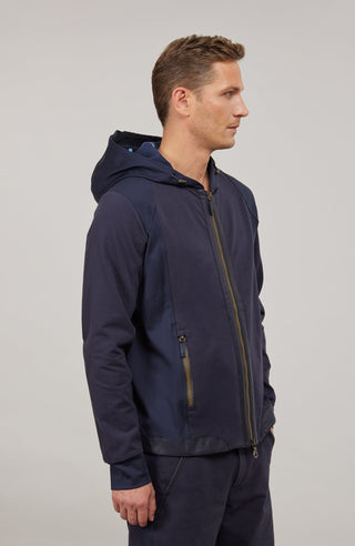Herrenjacke FreddyMulti in midnight mit Kapuze aus innovativem Materialmix aus Natural Powerstretch und elastischer Baumwolle. Besonders weich und angenehm zu tragen, mit optimaler Bewegungsfreiheit und gutem Sitz. Hochwertige Alcantara-Details an Reißverschluss und Saum, zwei Eingrifftaschen sowie Zwei-Wege-Frontzip. Vielseitig kombinierbar für sportliche und urbane Looks.
