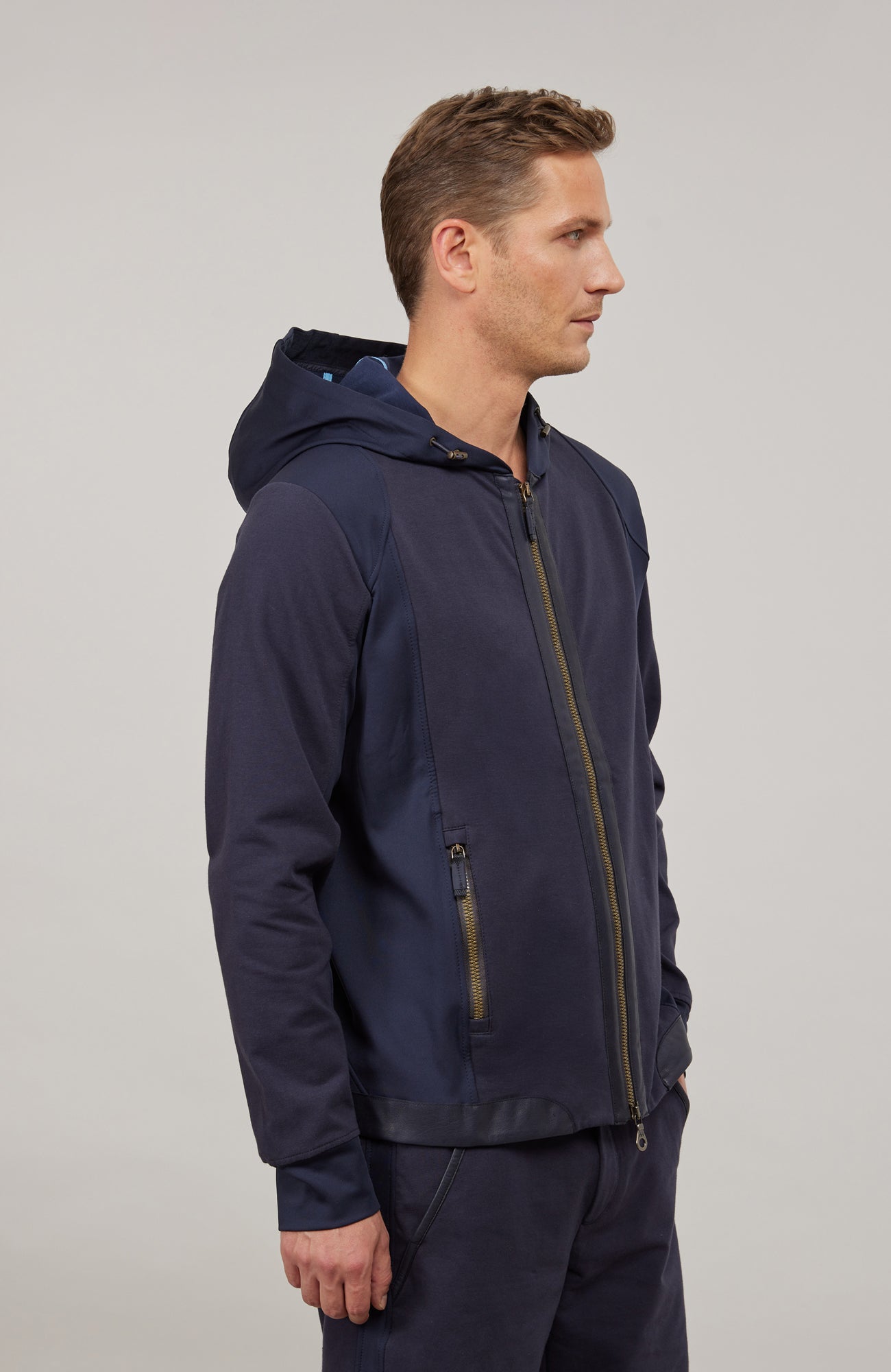 Herrenjacke FreddyMulti in midnight mit Kapuze aus innovativem Materialmix aus Natural Powerstretch und elastischer Baumwolle. Besonders weich und angenehm zu tragen, mit optimaler Bewegungsfreiheit und gutem Sitz. Hochwertige Alcantara-Details an Reißverschluss und Saum, zwei Eingrifftaschen sowie Zwei-Wege-Frontzip. Vielseitig kombinierbar für sportliche und urbane Looks.