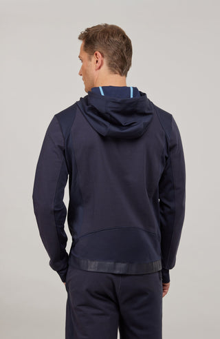 Herrenjacke FreddyMulti in midnight mit Kapuze aus innovativem Materialmix aus Natural Powerstretch und elastischer Baumwolle. Besonders weich und angenehm zu tragen, mit optimaler Bewegungsfreiheit und gutem Sitz. Hochwertige Alcantara-Details an Reißverschluss und Saum, zwei Eingrifftaschen sowie Zwei-Wege-Frontzip. Vielseitig kombinierbar für sportliche und urbane Looks.