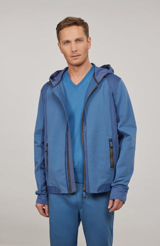 Sportlich-elegante Jacke aus hochwertiger Outdoor-Baumwolle mit wasser- und windabweisenden Eigenschaften. Die gerade, etwas längere Passform sorgt für eine moderne Silhouette und hohen Tragekomfort. Edle Ledereinfassungen am aufstellbaren Kragen und an der Verschlussleiste verleihen der Jacke einen hochwertigen Look. Ausgestattet mit verdecktem Zwei-Wege-Zipper, Knopfleiste, aufgesetzten Taschen mit Metalldruckknöpfen, zusätzlichen Reißverschlusstaschen sowie einer Innentasche mit nahtfeinem Zip. Vielseiti