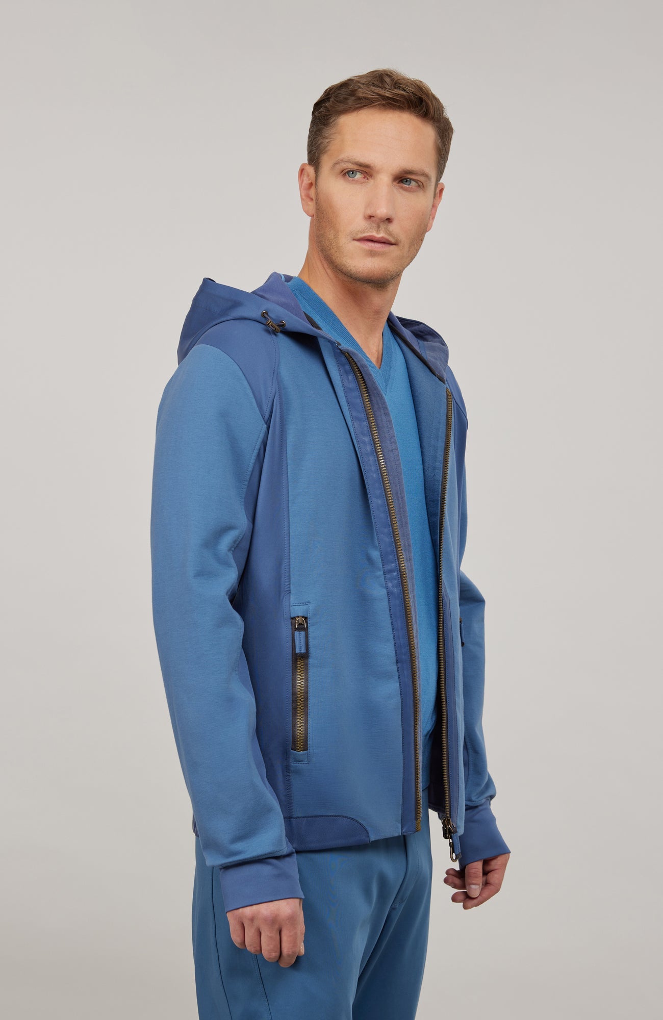 Sportlich-elegante Jacke aus hochwertiger Outdoor-Baumwolle mit wasser- und windabweisenden Eigenschaften. Die gerade, etwas längere Passform sorgt für eine moderne Silhouette und hohen Tragekomfort. Edle Ledereinfassungen am aufstellbaren Kragen und an der Verschlussleiste verleihen der Jacke einen hochwertigen Look. Ausgestattet mit verdecktem Zwei-Wege-Zipper, Knopfleiste, aufgesetzten Taschen mit Metalldruckknöpfen, zusätzlichen Reißverschlusstaschen sowie einer Innentasche mit nahtfeinem Zip. Vielseiti