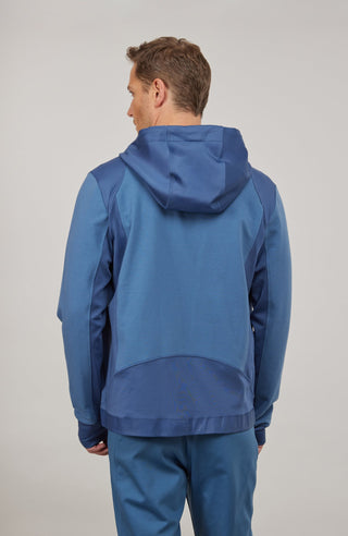 Sportlich-elegante Jacke aus hochwertiger Outdoor-Baumwolle mit wasser- und windabweisenden Eigenschaften. Die gerade, etwas längere Passform sorgt für eine moderne Silhouette und hohen Tragekomfort. Edle Ledereinfassungen am aufstellbaren Kragen und an der Verschlussleiste verleihen der Jacke einen hochwertigen Look. Ausgestattet mit verdecktem Zwei-Wege-Zipper, Knopfleiste, aufgesetzten Taschen mit Metalldruckknöpfen, zusätzlichen Reißverschlusstaschen sowie einer Innentasche mit nahtfeinem Zip. Vielseiti