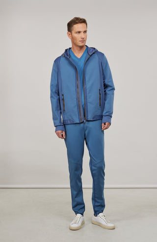 Sportlich-elegante Jacke aus hochwertiger Outdoor-Baumwolle mit wasser- und windabweisenden Eigenschaften. Die gerade, etwas längere Passform sorgt für eine moderne Silhouette und hohen Tragekomfort. Edle Ledereinfassungen am aufstellbaren Kragen und an der Verschlussleiste verleihen der Jacke einen hochwertigen Look. Ausgestattet mit verdecktem Zwei-Wege-Zipper, Knopfleiste, aufgesetzten Taschen mit Metalldruckknöpfen, zusätzlichen Reißverschlusstaschen sowie einer Innentasche mit nahtfeinem Zip. Vielseiti