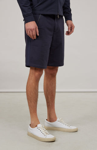 Herren-Bermuda Flynn Bermuda in midnight aus hochwertigem Baumwollmix mit Natural Powerstretch. Besonders weich und angenehm auf der Haut, mit weitem Bein für lockeren Sitz und elastischem Bund für optimalen Komfort. Zwei seitliche Eingrifftaschen mit Alcantara-Besatz sowie eine Gesäßtasche mit Reißverschluss. Vielseitig und bequem für Alltag und Freizeit.