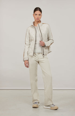Leichte Damenjacke in moderner Quilt-Optik mit feminin-lockerer Silhouette. Der hochwertige Natural Powerstretch-Leinen-Materialmix sorgt für angenehmen Komfort und sportive Eleganz. Feine Leinen-Details an Kragen, Schultern und Ärmelabschlüssen sowie dezente Alcantara-Akzente verleihen der Jacke ihre besondere Wertigkeit. Mit kleinem Stehkragen, Reißverschluss und zwei Taschen mit Metalldruckknöpfen. Vielseitig kombinierbar – für urbane und sportive Looks.
