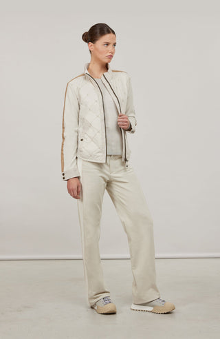 Leichte Damenjacke in moderner Quilt-Optik mit feminin-lockerer Silhouette. Der hochwertige Natural Powerstretch-Leinen-Materialmix sorgt für angenehmen Komfort und sportive Eleganz. Feine Leinen-Details an Kragen, Schultern und Ärmelabschlüssen sowie dezente Alcantara-Akzente verleihen der Jacke ihre besondere Wertigkeit. Mit kleinem Stehkragen, Reißverschluss und zwei Taschen mit Metalldruckknöpfen. Vielseitig kombinierbar – für urbane und sportive Looks.