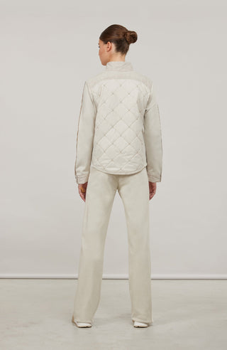 Leichte Damenjacke in moderner Quilt-Optik mit feminin-lockerer Silhouette. Der hochwertige Natural Powerstretch-Leinen-Materialmix sorgt für angenehmen Komfort und sportive Eleganz. Feine Leinen-Details an Kragen, Schultern und Ärmelabschlüssen sowie dezente Alcantara-Akzente verleihen der Jacke ihre besondere Wertigkeit. Mit kleinem Stehkragen, Reißverschluss und zwei Taschen mit Metalldruckknöpfen. Vielseitig kombinierbar – für urbane und sportive Looks.