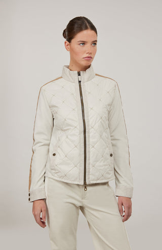 Leichte Damenjacke in moderner Quilt-Optik mit feminin-lockerer Silhouette. Der hochwertige Natural Powerstretch-Leinen-Materialmix sorgt für angenehmen Komfort und sportive Eleganz. Feine Leinen-Details an Kragen, Schultern und Ärmelabschlüssen sowie dezente Alcantara-Akzente verleihen der Jacke ihre besondere Wertigkeit. Mit kleinem Stehkragen, Reißverschluss und zwei Taschen mit Metalldruckknöpfen. Vielseitig kombinierbar – für urbane und sportive Looks.